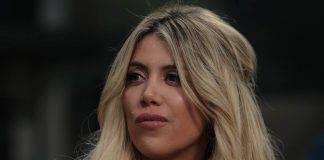 Wanda Nara sorride