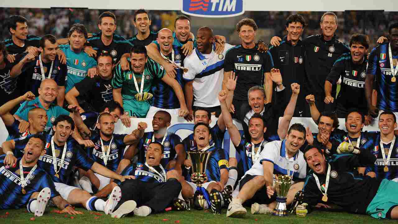 Inter squadra del Triplete esulta con la coppa