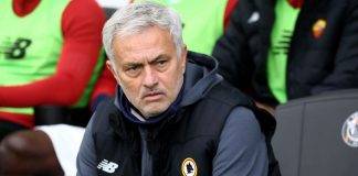 Mourinho della Roma in panchina riflette