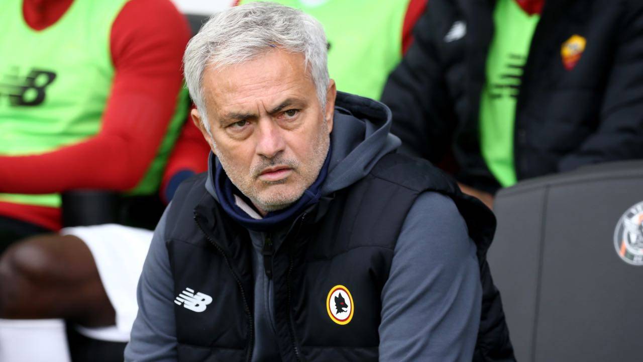 Mourinho della Roma in panchina riflette