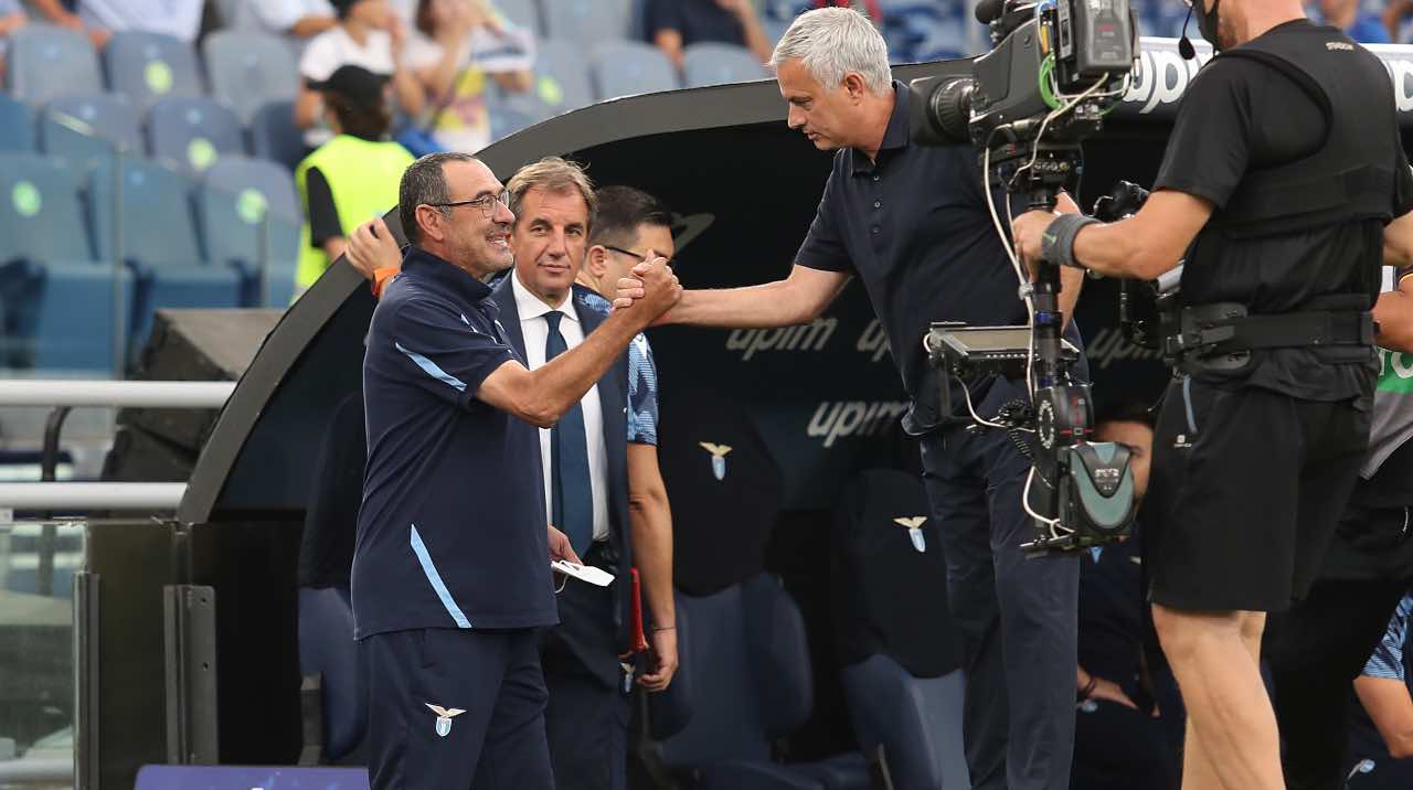 Sarri della Lazio e Mourinho della Roma si salutano