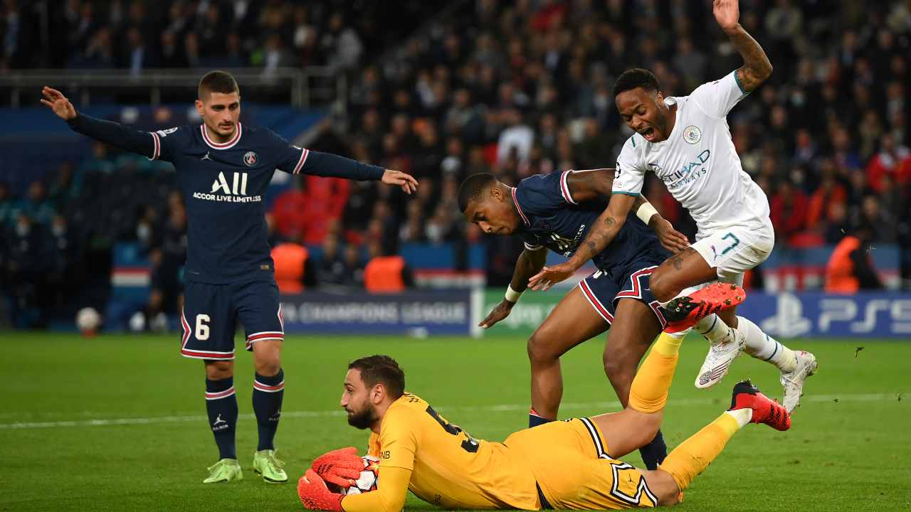 Donnarumma para il pallone con Verratti vicino PSG