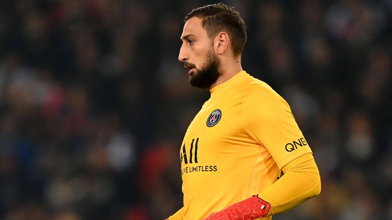 Gianluigi Donnarumma pensieroso