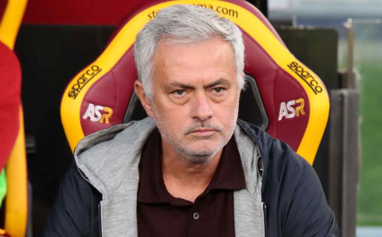 Mourinho in panchina durante Roma-Napoli