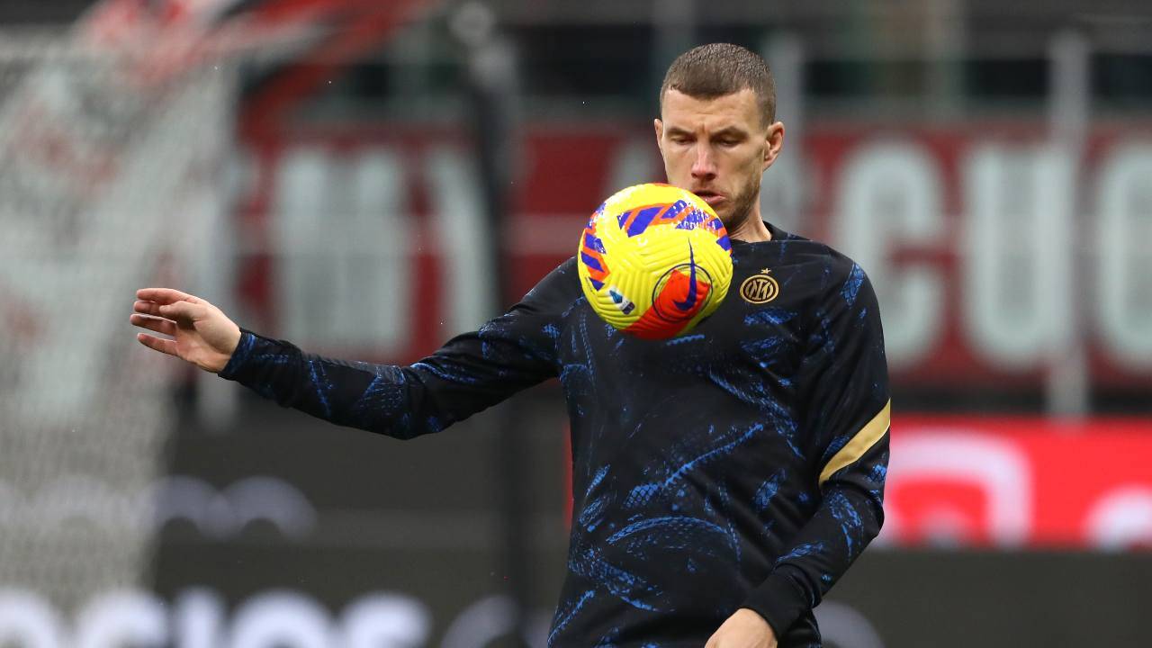 Dzeko palleggia con la palla riscaldamento Inter