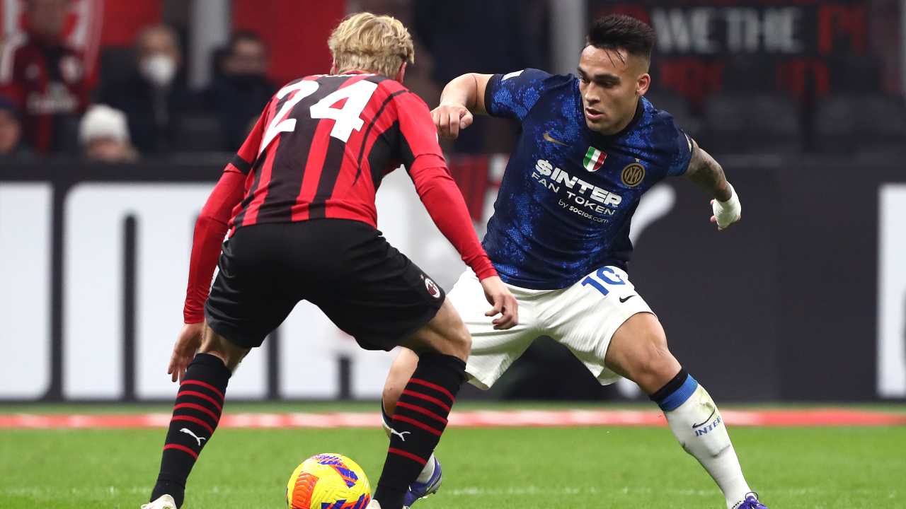 Lautaro Martinez e Simon Kjaer in azione