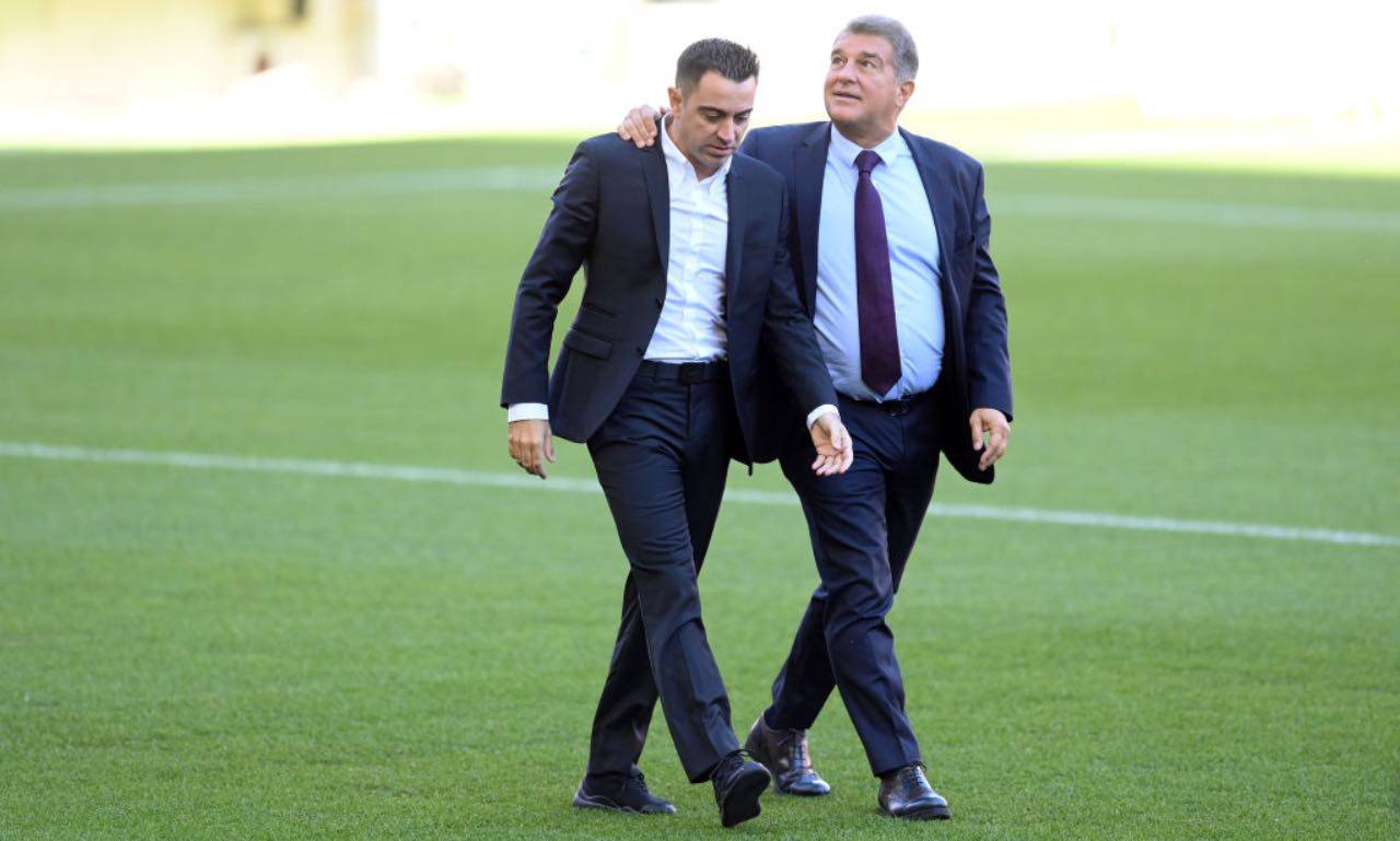 Xavi con Laporta il giorno della firma col Barcellona