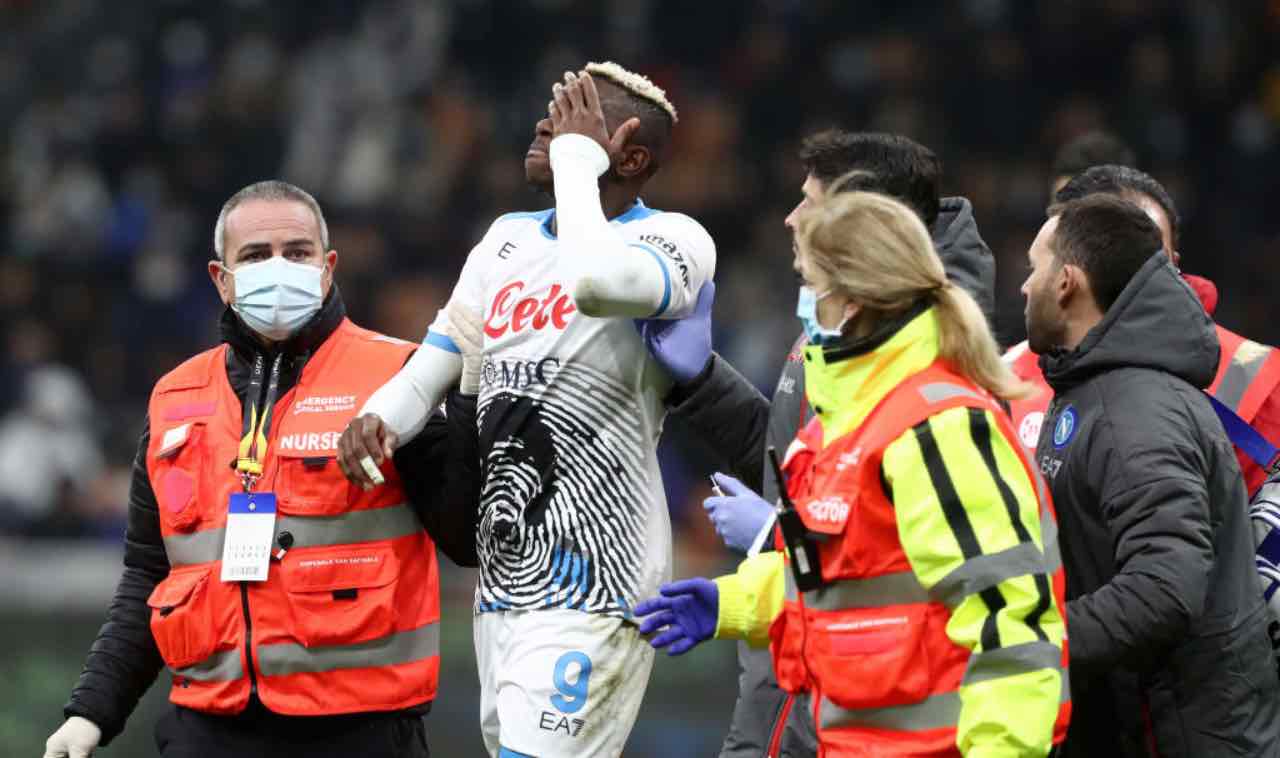 Osimhen si tocca l'occhio durante Inter-Napoli