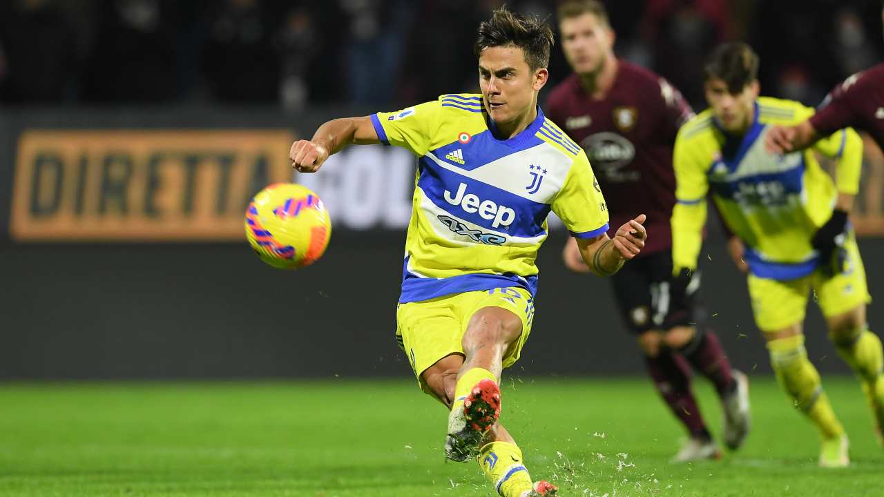 Paulo Dybala calcia il rigore