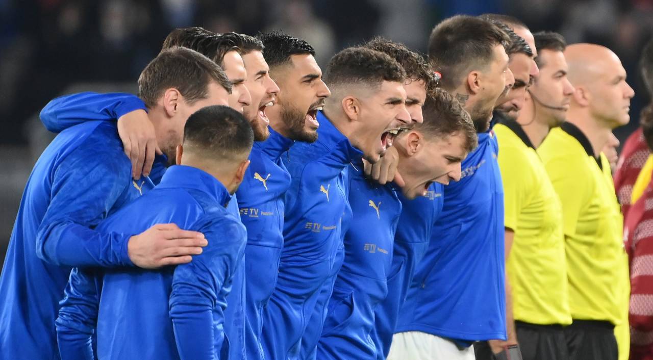 Calciatori dell'Italia che cantano l'inno