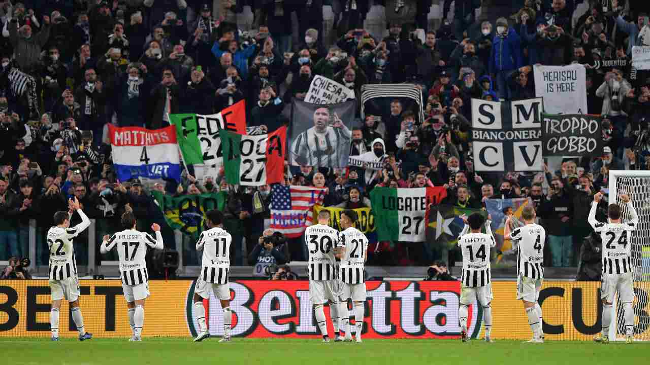 La Juventus ringrazia i propri tifosi dopo la vittoria con la Fiorentina