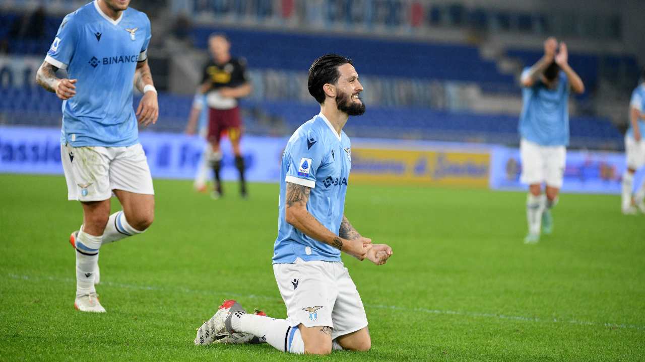 Luis Alberto esulta dopo il gol alla Salernitana