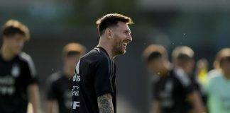 Messi con la maglia della Nazionale in allenamento