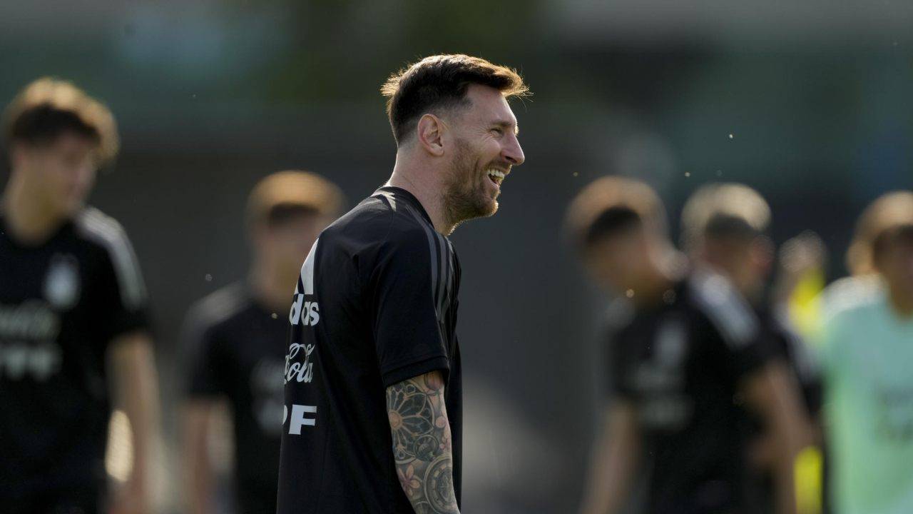 Messi con la maglia della Nazionale in allenamento