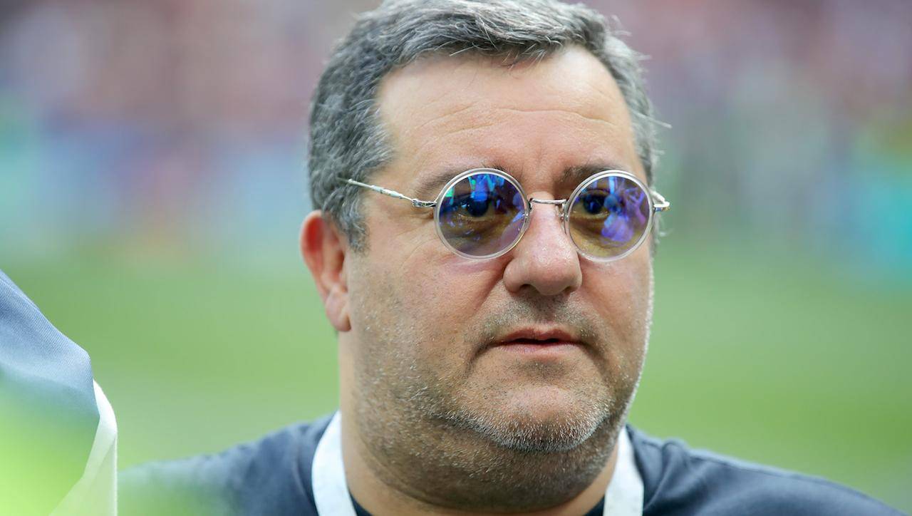 Mino Raiola guarda la partita