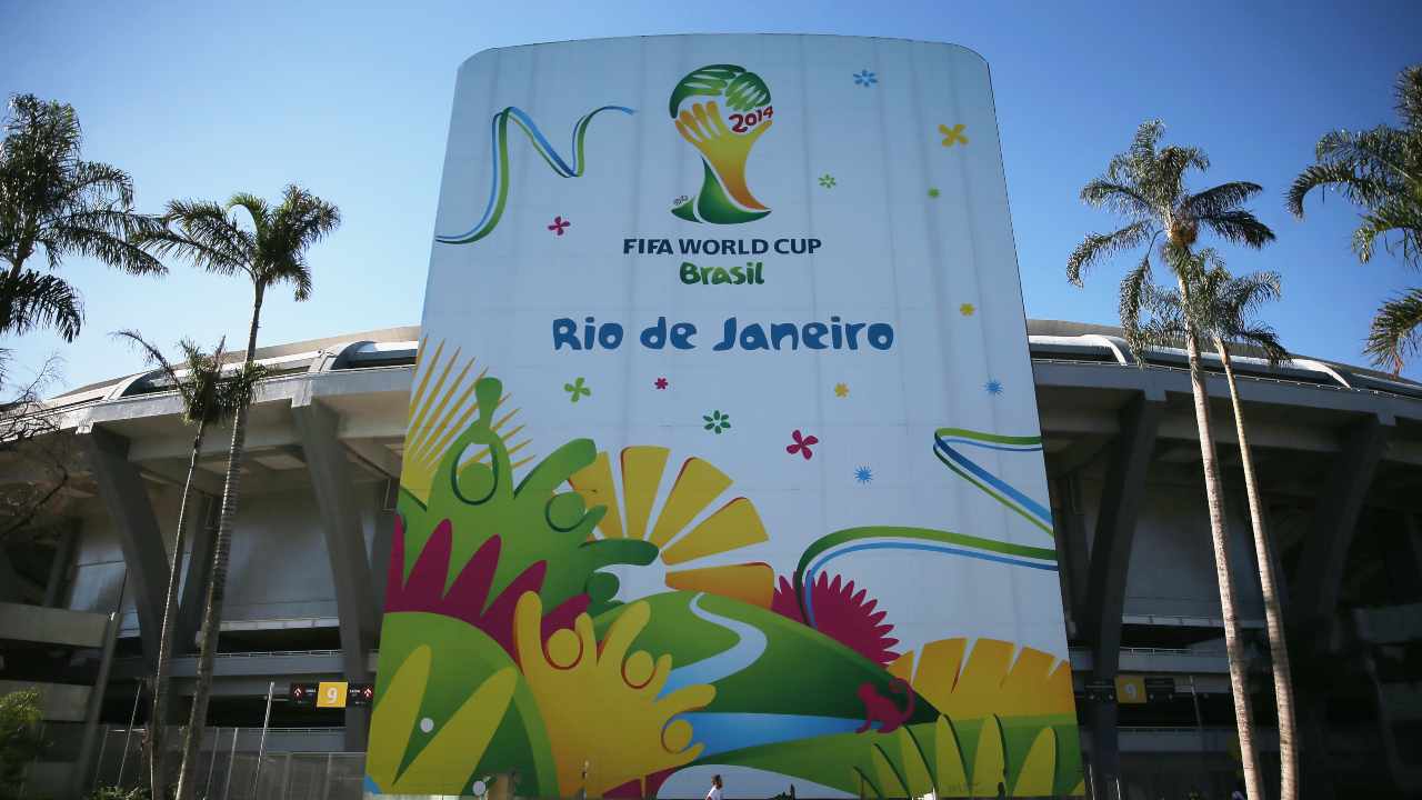 Un banner del Mondiale 2014 fuori dallo stadio Maracana