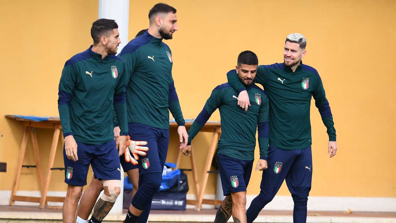 Pellegrini, Donnarumma, Insigne e Jorginho scherzano prima di un allenamento a Coverciano (Getty Images)