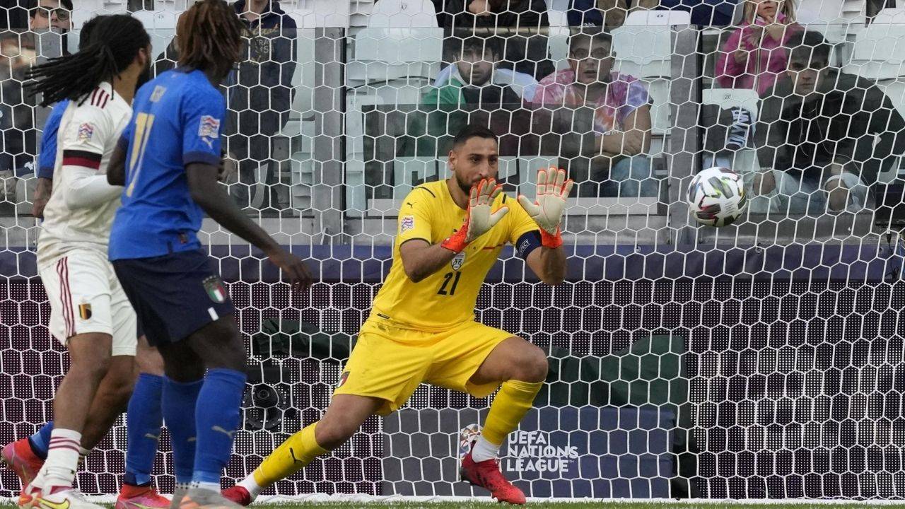 Donnarumma in una parata con la Nazionale Italiana