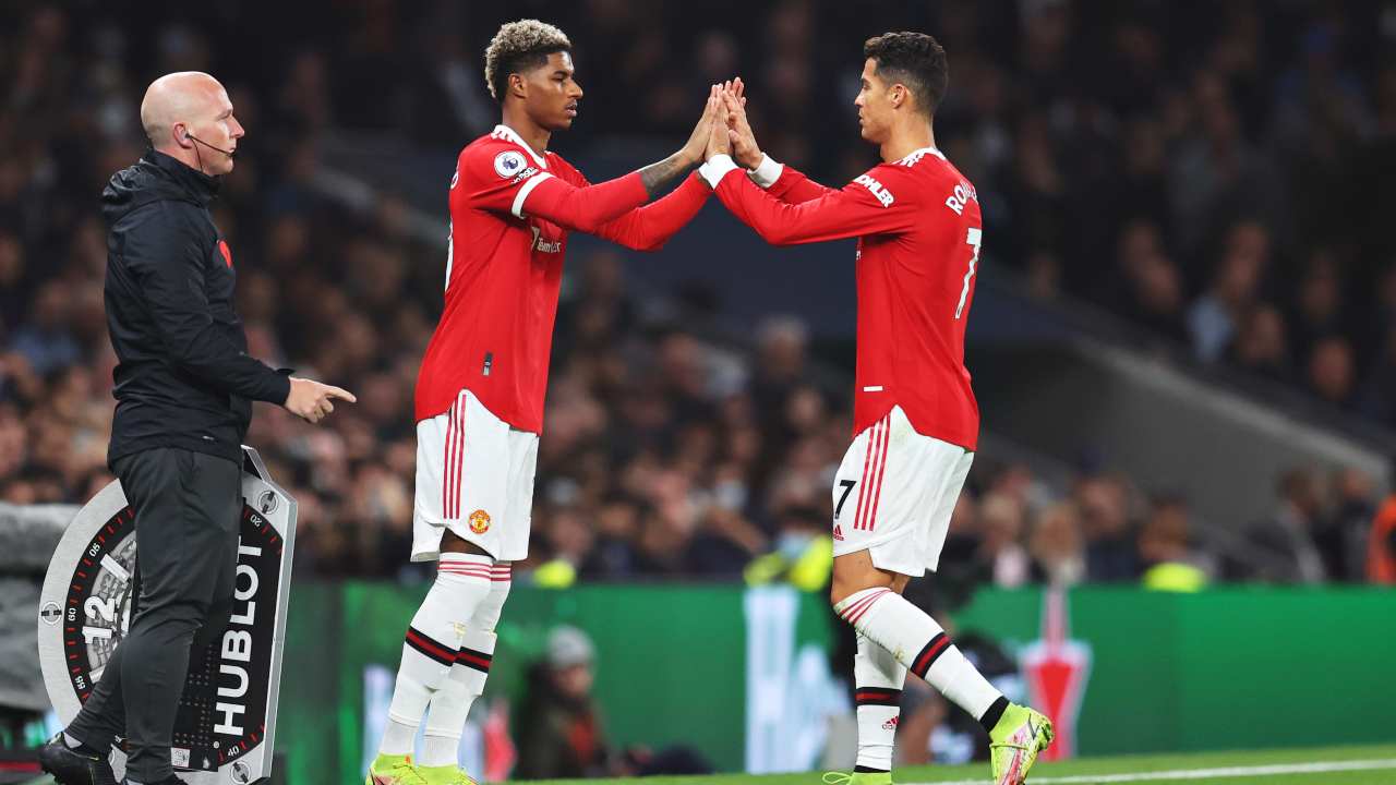 Rashford dà il cambio a Cristiano Ronaldo