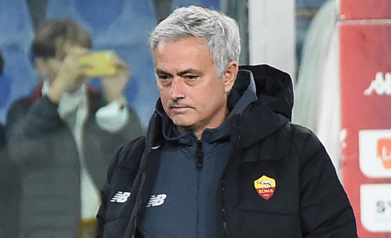 Roma, José Mourinho a testa bassa