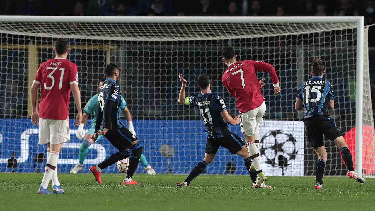 Uno dei due gol di Cristiano Ronaldo nel match Atalanta-Manchester United