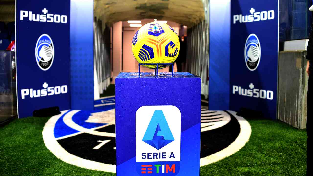 Il logo e il pallone ufficiali della Serie A