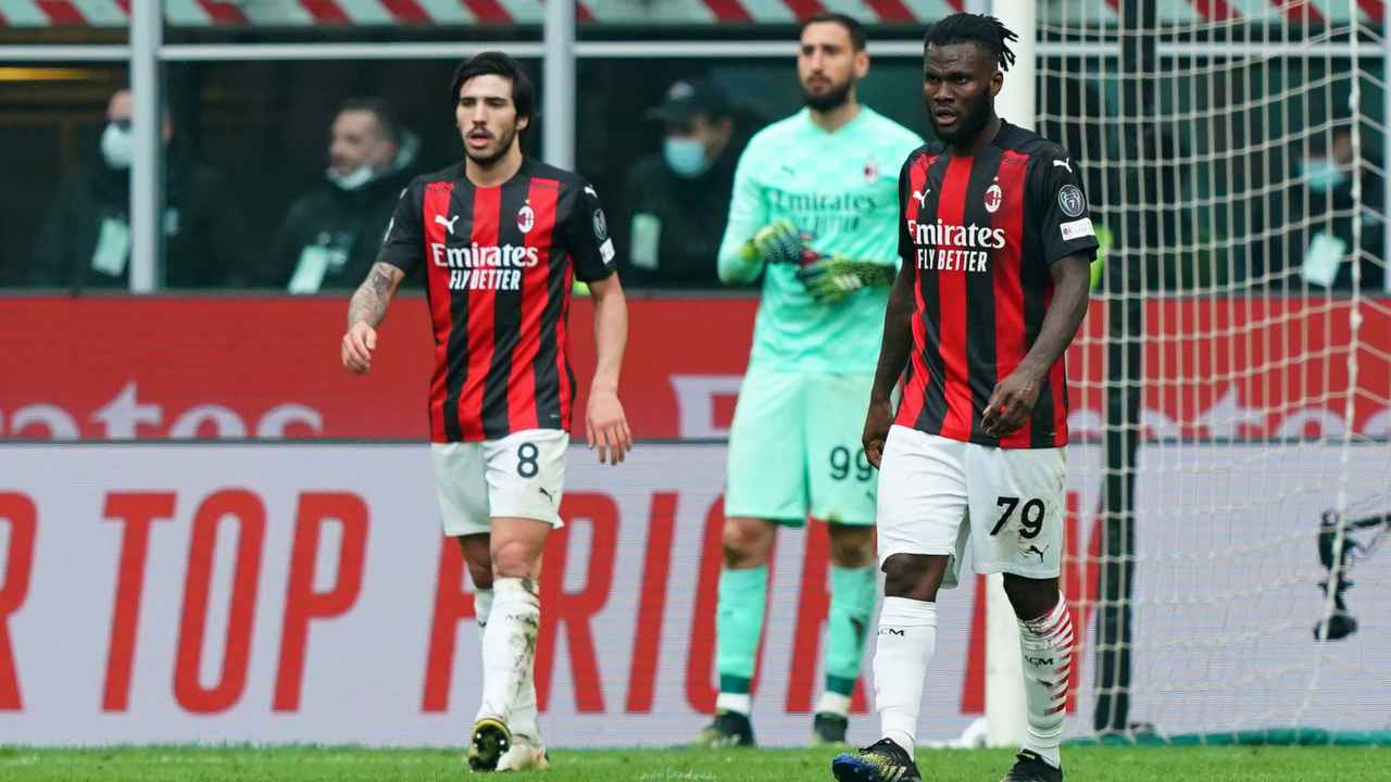 Tonali con Donnarumma e Kessié in una partita della scorsa stagione