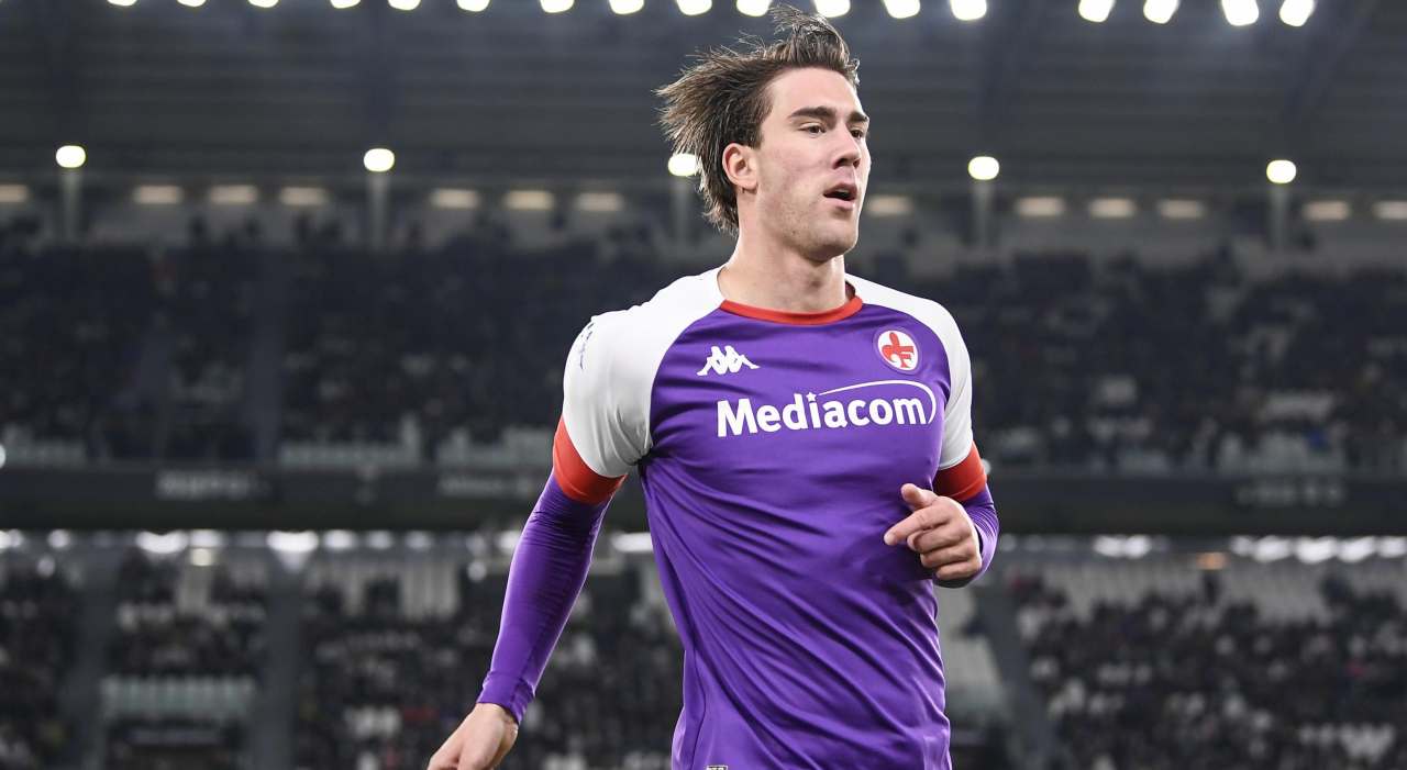 Vlahovic con la maglia della Fiorentina