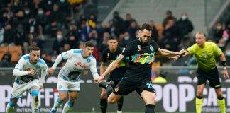 Inter-Napoli, Calhanoglu calcia il rigore