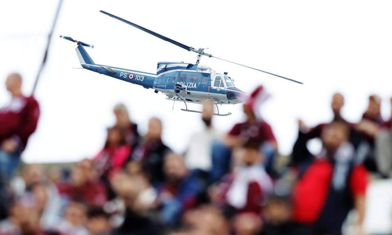 Elicottero della Polizia sorvola lo stadio Arechi durante Salernitana-Napoli