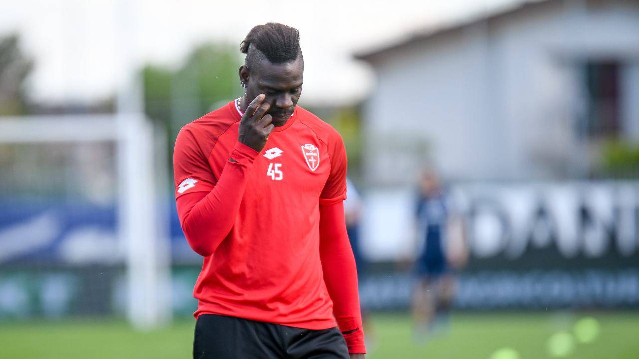 Balotelli guarda in basso