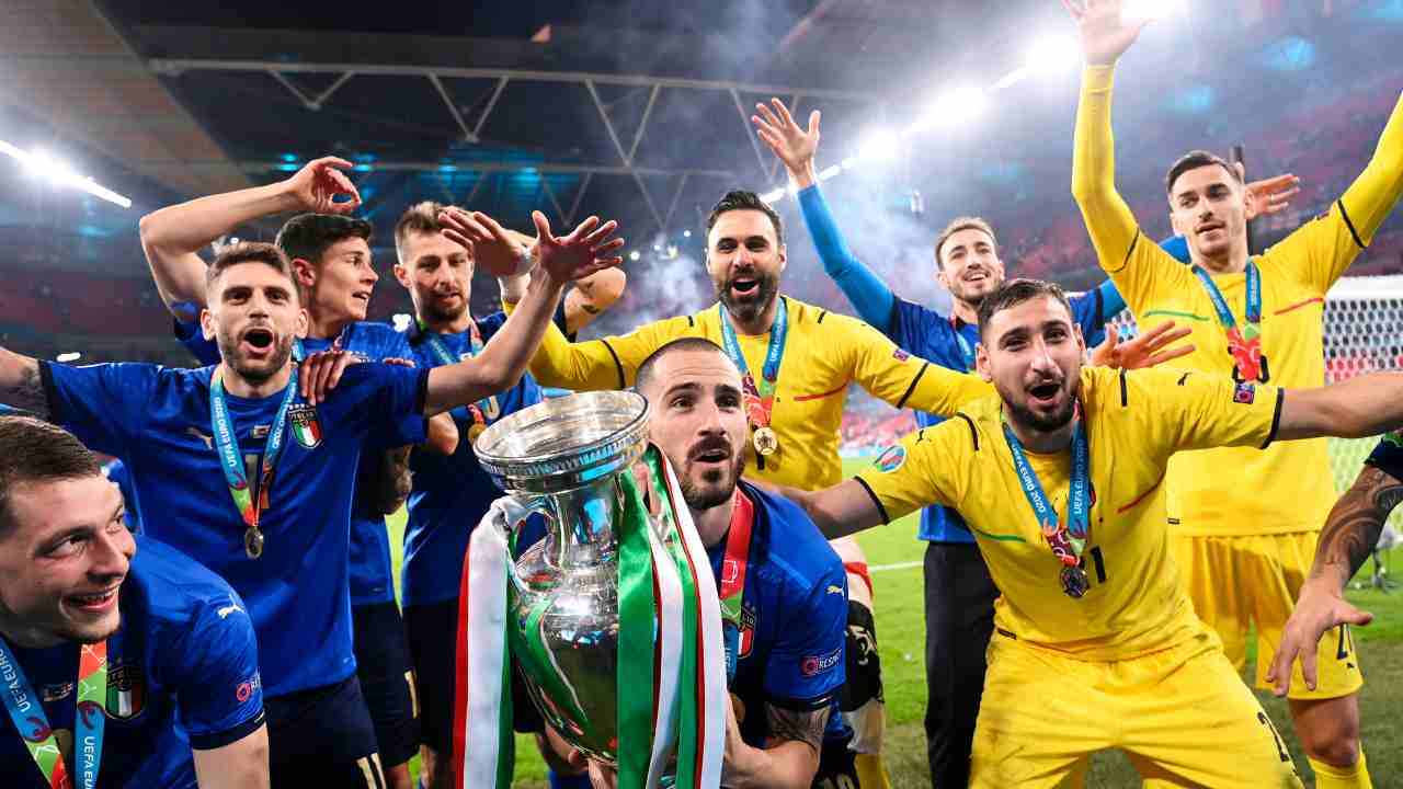 Giocatori Nazionale Italiana festeggiano con la coppa Euro2020