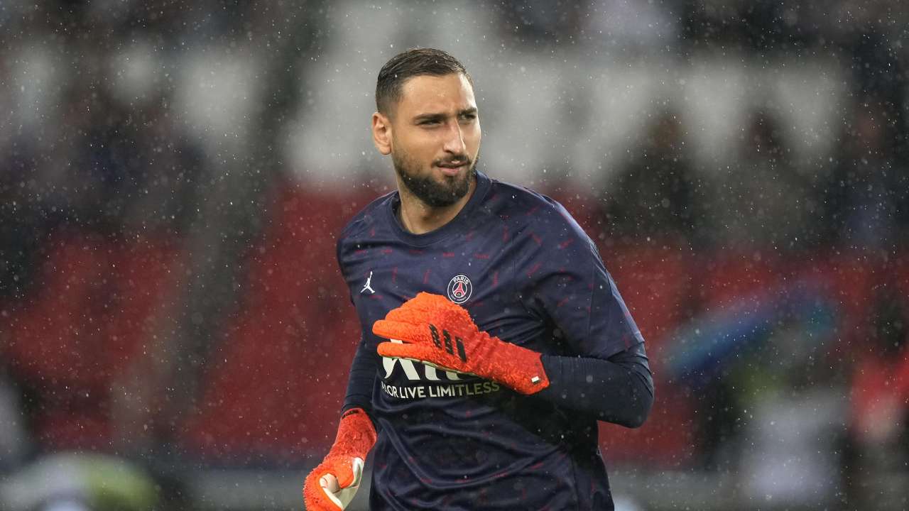 Donnarumma corre sotto la pioggia PSG