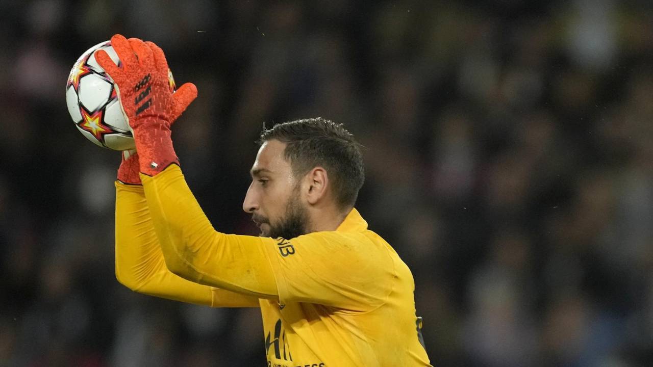 Donnarumma salta per prendere il pallone PSG