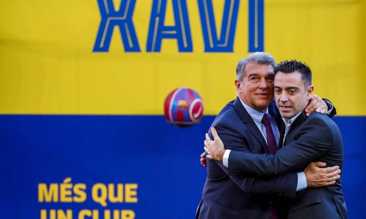 Laporta si abbraccia con Xavi