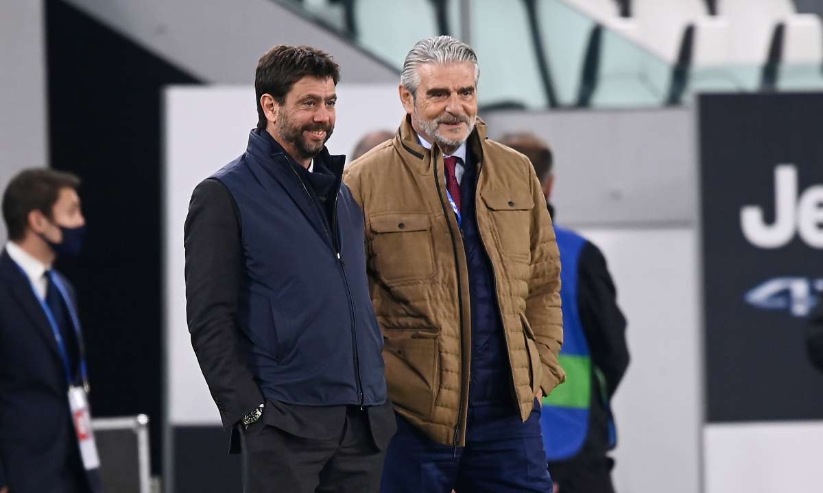 Agnelli e Arrivabene sorridono a bordo campo