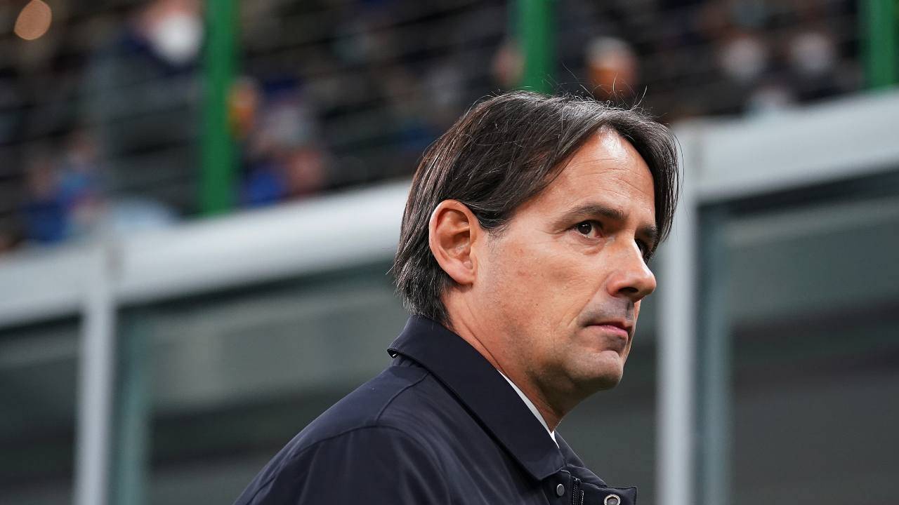 Inzaghi guarda di lato Inter