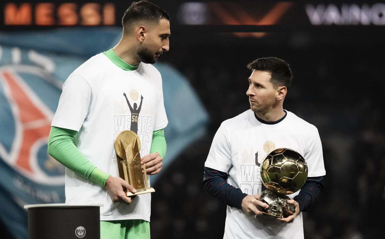 Donnarumma e Messi si guardano