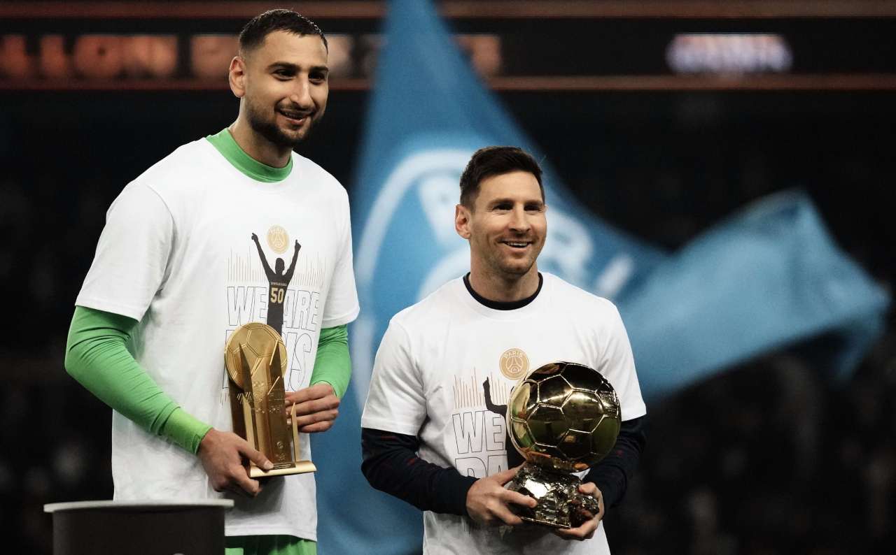 Messi e Donnarumma festeggiano i loro premi