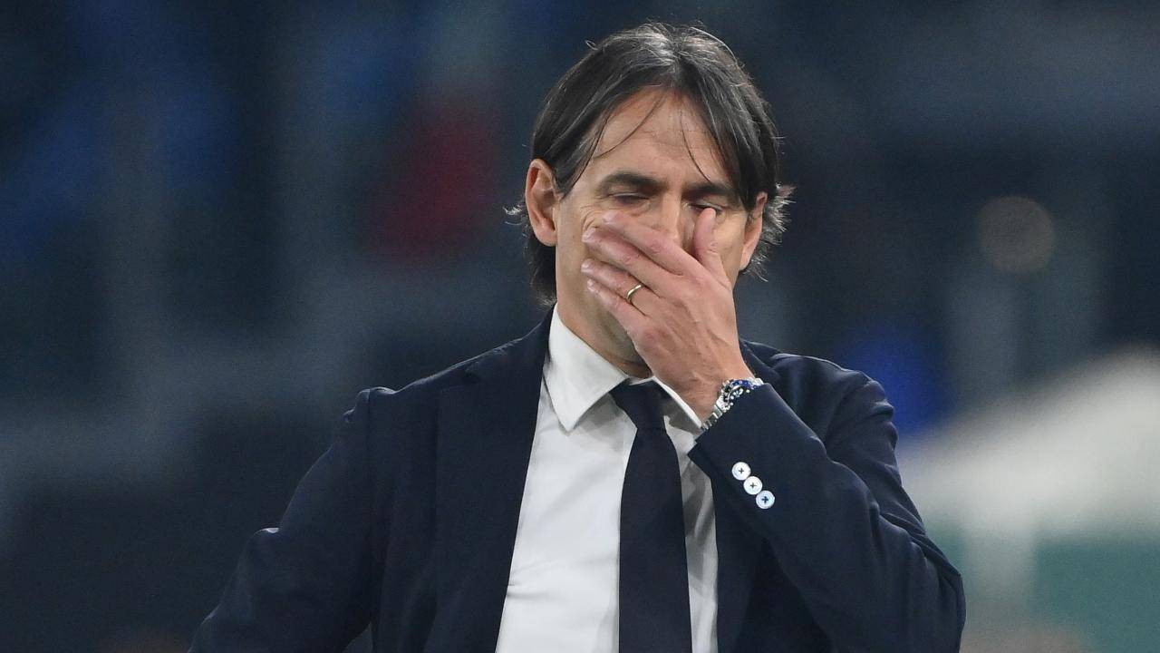 Inzaghi preoccupato porta la mano in faccia