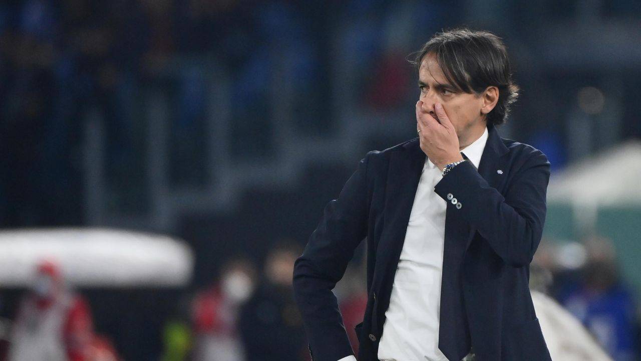 Inzaghi preoccupato con la mano in faccia