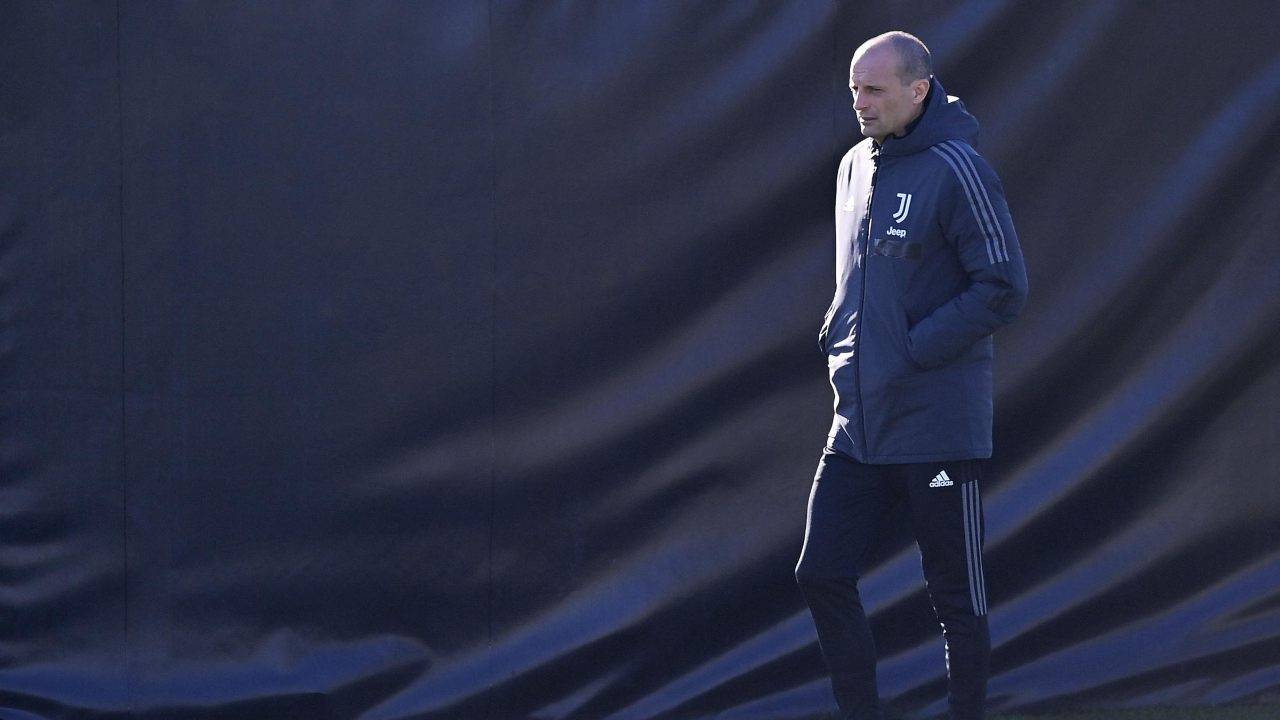 Allegri cammina con le mani in tasca Juventus