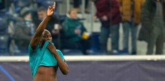 Lukaku indica in alto con la mano