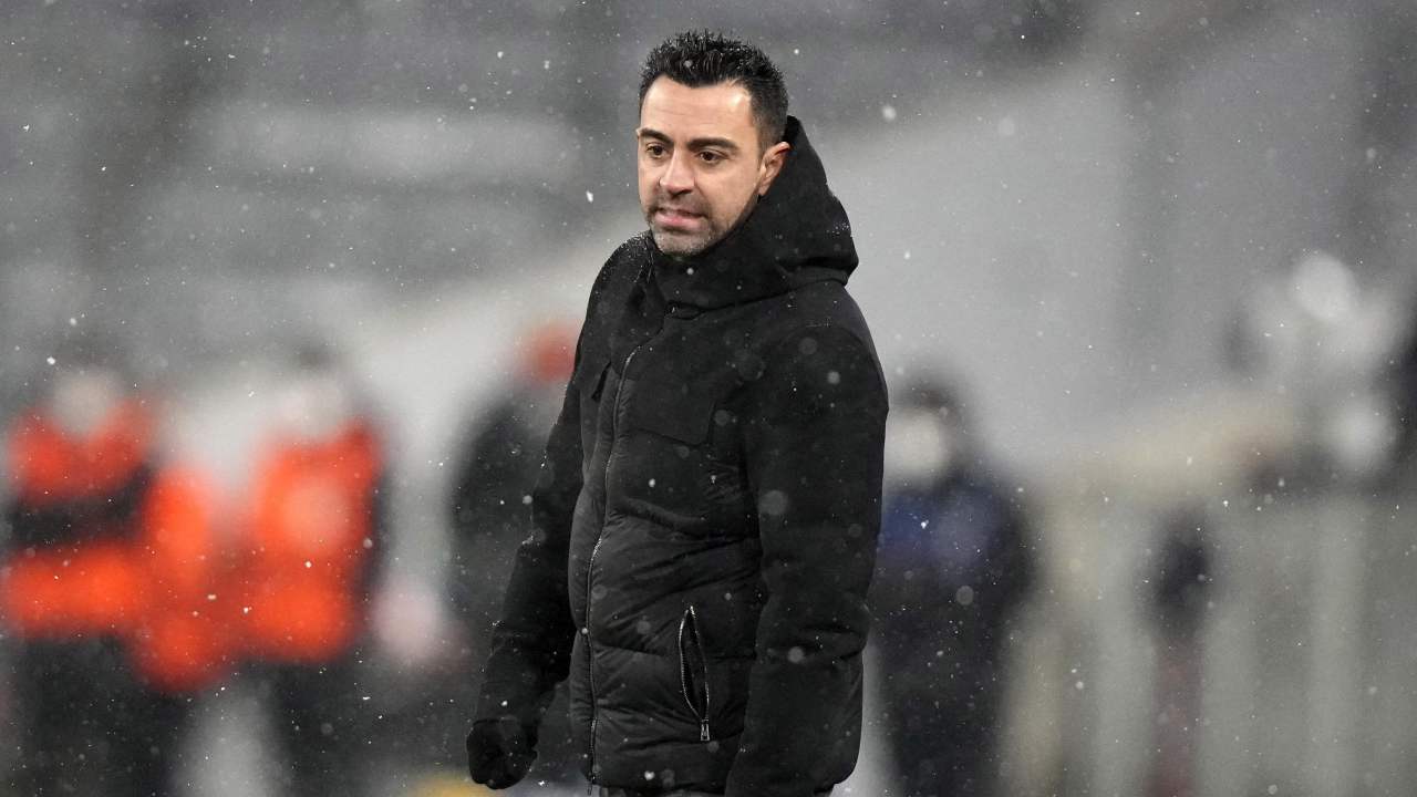 Xavi guarda verso il basso Barcellona