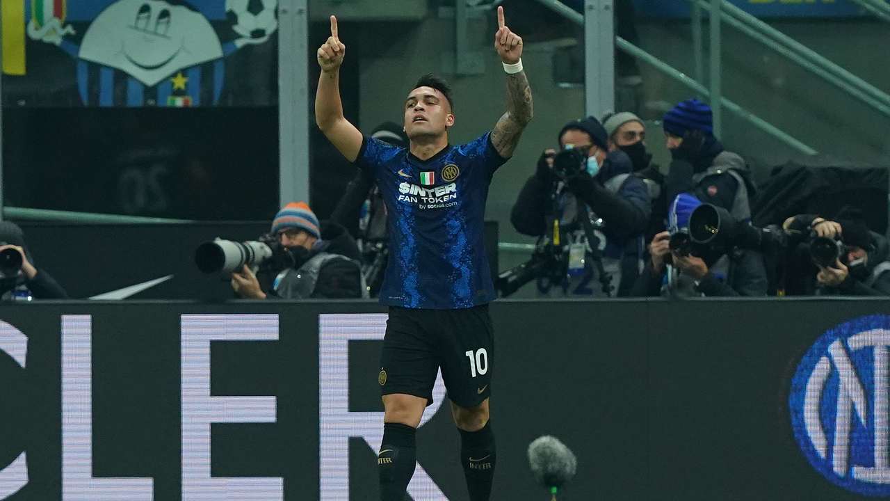 Lautaro indica verso l'alto Inter