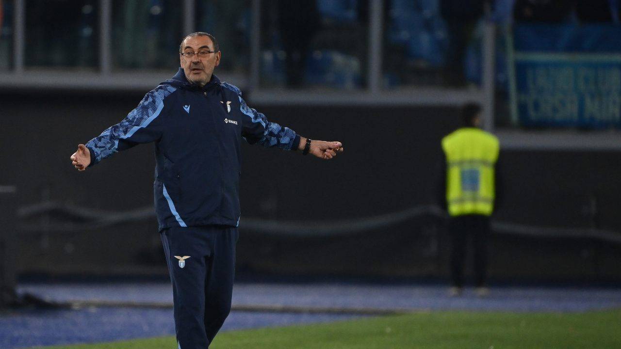 Sarri allarga le braccia arrabbiato Lazio