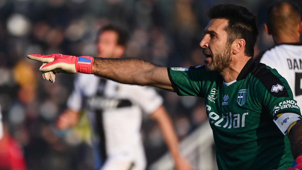 Buffon indica con la mano e parla