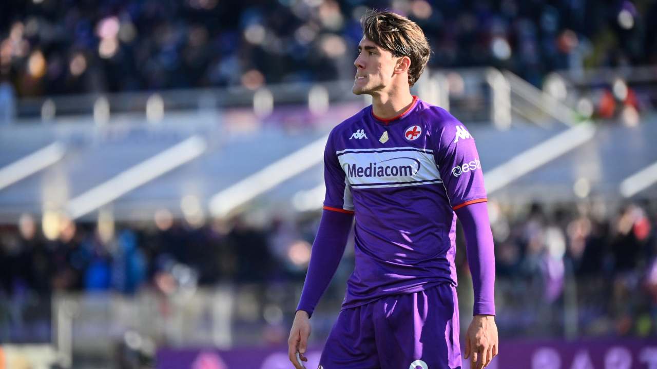 Vlahovic guarda di fronte Fiorentina