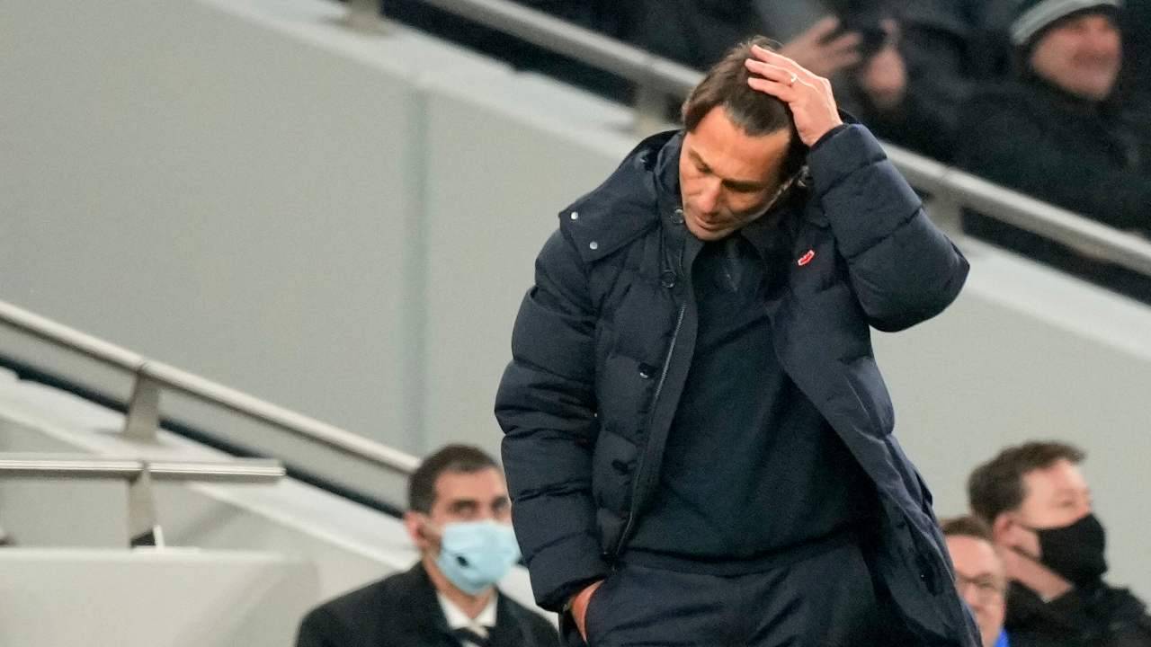 Antonio Conte con le mani nei capelli