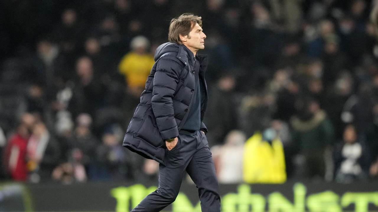 Conte cammina con le mani in tasca Tottenham